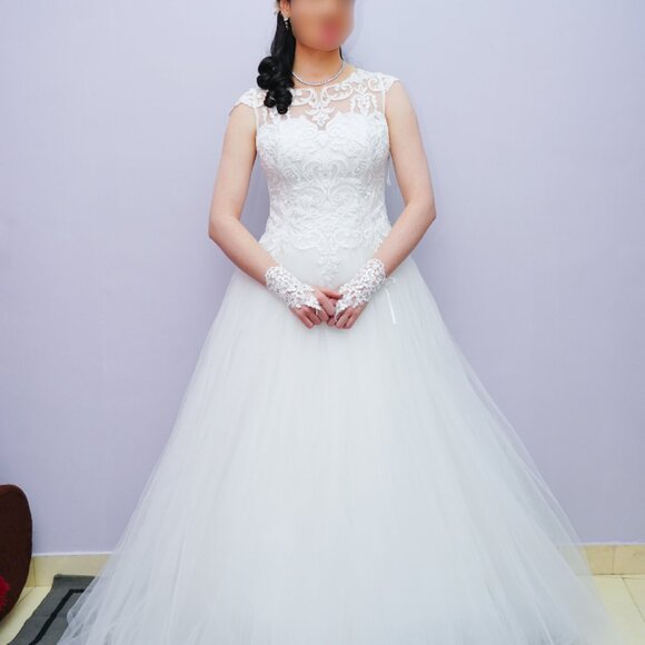 Wedding Dress, with hoop skirt, veil & accessories Size 10, Monica Loretti - Picture 2 of 10